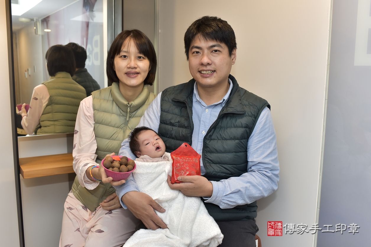 剃胎毛、滿月剃頭、嬰兒剃頭、嬰兒理髮、嬰兒剃髮、嬰兒剃胎毛、嬰兒滿月剃頭、李寶寶剃頭、剃胎毛儀式、剃胎毛吉祥話、滿月剃頭儀式、滿月剃頭吉祥話、李寶寶剃胎毛、李寶寶滿月剃頭理髮、 新北市淡水區剃胎毛、新北市淡水區滿月剃頭、新北市淡水區嬰兒剃頭剃胎毛、新北市淡水區嬰兒理髮、新北市嬰兒剃髮、 李寶寶(新北市淡水區到府嬰兒李寶寶滿月剃頭理髮、到府嬰兒剃胎毛儀式吉祥話)。到府剃頭剃胎毛主持、專業拍照、DVD光碟、證書。★購買「臍帶章、肚臍章、胎毛筆刷印章」贈送：剃頭、收涎、抓周，三選一。2022.03.23照片7