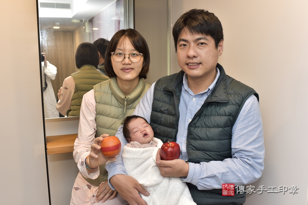 剃胎毛、滿月剃頭、嬰兒剃頭、嬰兒理髮、嬰兒剃髮、嬰兒剃胎毛、嬰兒滿月剃頭、李寶寶剃頭、剃胎毛儀式、剃胎毛吉祥話、滿月剃頭儀式、滿月剃頭吉祥話、李寶寶剃胎毛、李寶寶滿月剃頭理髮、 新北市淡水區剃胎毛、新北市淡水區滿月剃頭、新北市淡水區嬰兒剃頭剃胎毛、新北市淡水區嬰兒理髮、新北市嬰兒剃髮、 李寶寶(新北市淡水區到府嬰兒李寶寶滿月剃頭理髮、到府嬰兒剃胎毛儀式吉祥話)。到府剃頭剃胎毛主持、專業拍照、DVD光碟、證書。★購買「臍帶章、肚臍章、胎毛筆刷印章」贈送：剃頭、收涎、抓周，三選一。2022.03.23照片9