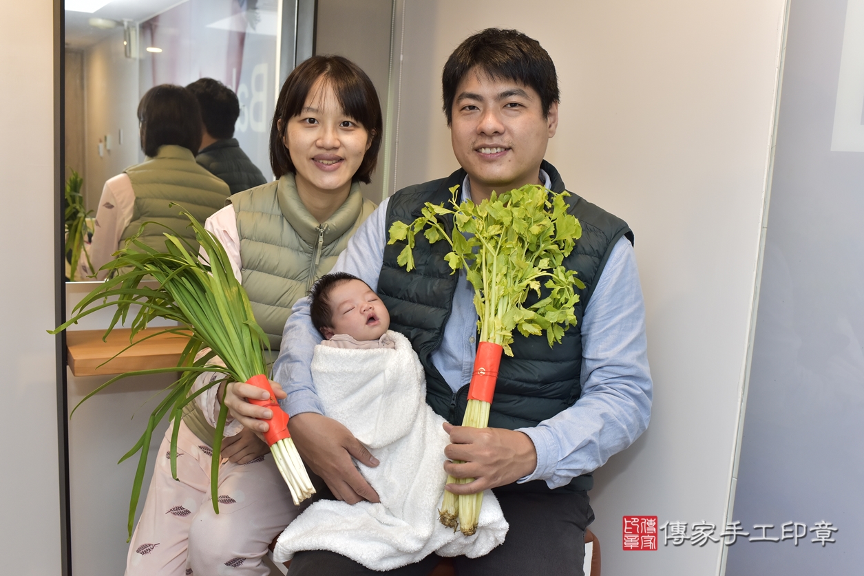 剃胎毛、滿月剃頭、嬰兒剃頭、嬰兒理髮、嬰兒剃髮、嬰兒剃胎毛、嬰兒滿月剃頭、李寶寶剃頭、剃胎毛儀式、剃胎毛吉祥話、滿月剃頭儀式、滿月剃頭吉祥話、李寶寶剃胎毛、李寶寶滿月剃頭理髮、 新北市淡水區剃胎毛、新北市淡水區滿月剃頭、新北市淡水區嬰兒剃頭剃胎毛、新北市淡水區嬰兒理髮、新北市嬰兒剃髮、 李寶寶(新北市淡水區到府嬰兒李寶寶滿月剃頭理髮、到府嬰兒剃胎毛儀式吉祥話)。到府剃頭剃胎毛主持、專業拍照、DVD光碟、證書。★購買「臍帶章、肚臍章、胎毛筆刷印章」贈送：剃頭、收涎、抓周，三選一。2022.03.23照片11