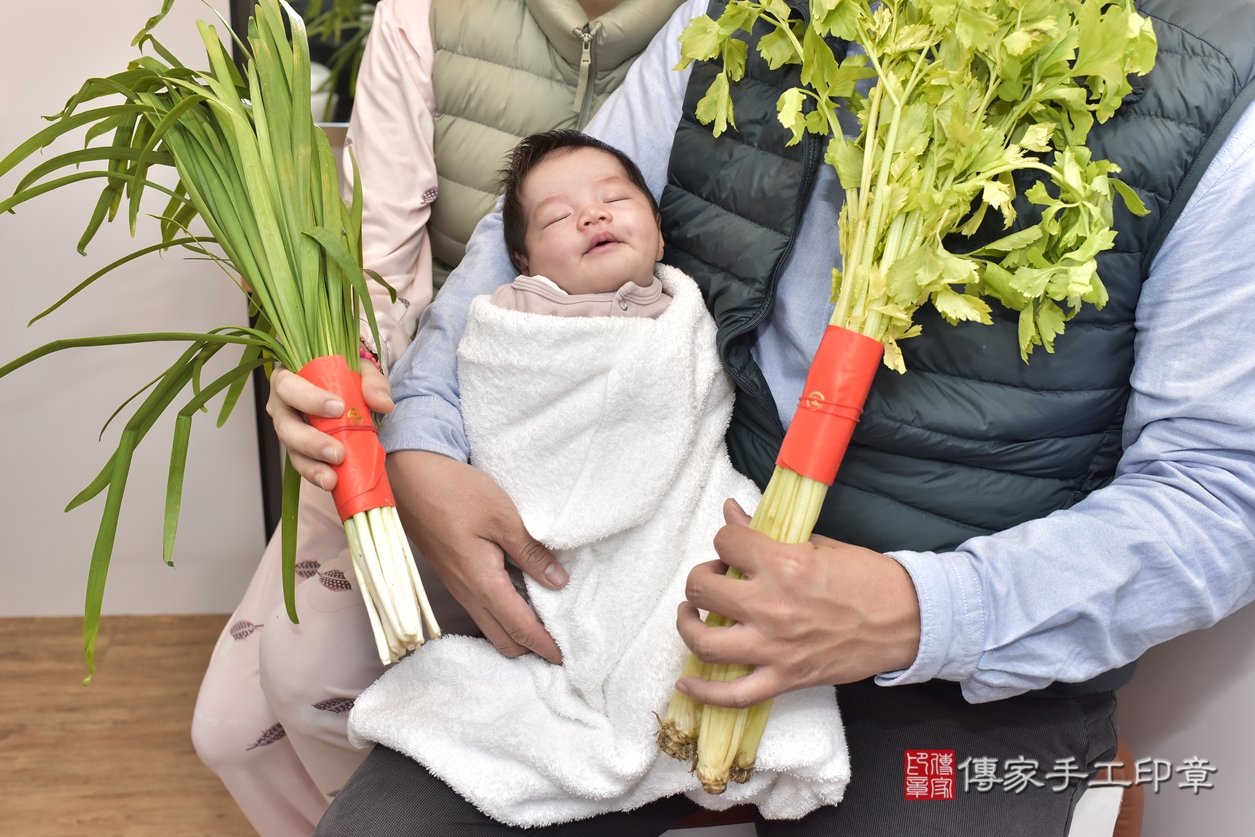 剃胎毛、滿月剃頭、嬰兒剃頭、嬰兒理髮、嬰兒剃髮、嬰兒剃胎毛、嬰兒滿月剃頭、李寶寶剃頭、剃胎毛儀式、剃胎毛吉祥話、滿月剃頭儀式、滿月剃頭吉祥話、李寶寶剃胎毛、李寶寶滿月剃頭理髮、 新北市淡水區剃胎毛、新北市淡水區滿月剃頭、新北市淡水區嬰兒剃頭剃胎毛、新北市淡水區嬰兒理髮、新北市嬰兒剃髮、 李寶寶(新北市淡水區到府嬰兒李寶寶滿月剃頭理髮、到府嬰兒剃胎毛儀式吉祥話)。到府剃頭剃胎毛主持、專業拍照、DVD光碟、證書。★購買「臍帶章、肚臍章、胎毛筆刷印章」贈送：剃頭、收涎、抓周，三選一。2022.03.23照片12