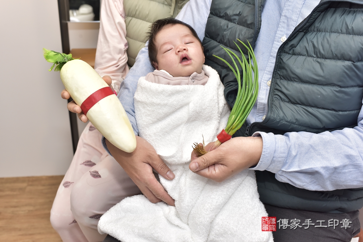 剃胎毛、滿月剃頭、嬰兒剃頭、嬰兒理髮、嬰兒剃髮、嬰兒剃胎毛、嬰兒滿月剃頭、李寶寶剃頭、剃胎毛儀式、剃胎毛吉祥話、滿月剃頭儀式、滿月剃頭吉祥話、李寶寶剃胎毛、李寶寶滿月剃頭理髮、 新北市淡水區剃胎毛、新北市淡水區滿月剃頭、新北市淡水區嬰兒剃頭剃胎毛、新北市淡水區嬰兒理髮、新北市嬰兒剃髮、 李寶寶(新北市淡水區到府嬰兒李寶寶滿月剃頭理髮、到府嬰兒剃胎毛儀式吉祥話)。到府剃頭剃胎毛主持、專業拍照、DVD光碟、證書。★購買「臍帶章、肚臍章、胎毛筆刷印章」贈送：剃頭、收涎、抓周，三選一。2022.03.23照片14