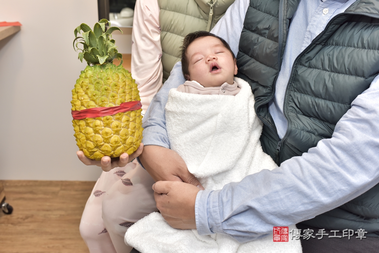 剃胎毛、滿月剃頭、嬰兒剃頭、嬰兒理髮、嬰兒剃髮、嬰兒剃胎毛、嬰兒滿月剃頭、李寶寶剃頭、剃胎毛儀式、剃胎毛吉祥話、滿月剃頭儀式、滿月剃頭吉祥話、李寶寶剃胎毛、李寶寶滿月剃頭理髮、 新北市淡水區剃胎毛、新北市淡水區滿月剃頭、新北市淡水區嬰兒剃頭剃胎毛、新北市淡水區嬰兒理髮、新北市嬰兒剃髮、 李寶寶(新北市淡水區到府嬰兒李寶寶滿月剃頭理髮、到府嬰兒剃胎毛儀式吉祥話)。到府剃頭剃胎毛主持、專業拍照、DVD光碟、證書。★購買「臍帶章、肚臍章、胎毛筆刷印章」贈送：剃頭、收涎、抓周，三選一。2022.03.23照片16