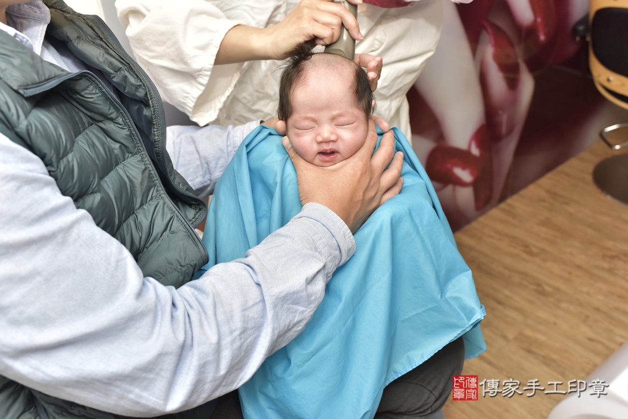 剃胎毛、滿月剃頭、嬰兒剃頭、嬰兒理髮、嬰兒剃髮、嬰兒剃胎毛、嬰兒滿月剃頭、李寶寶剃頭、剃胎毛儀式、剃胎毛吉祥話、滿月剃頭儀式、滿月剃頭吉祥話、李寶寶剃胎毛、李寶寶滿月剃頭理髮、 新北市淡水區剃胎毛、新北市淡水區滿月剃頭、新北市淡水區嬰兒剃頭剃胎毛、新北市淡水區嬰兒理髮、新北市嬰兒剃髮、 李寶寶(新北市淡水區到府嬰兒李寶寶滿月剃頭理髮、到府嬰兒剃胎毛儀式吉祥話)。到府剃頭剃胎毛主持、專業拍照、DVD光碟、證書。★購買「臍帶章、肚臍章、胎毛筆刷印章」贈送：剃頭、收涎、抓周，三選一。2022.03.23照片21