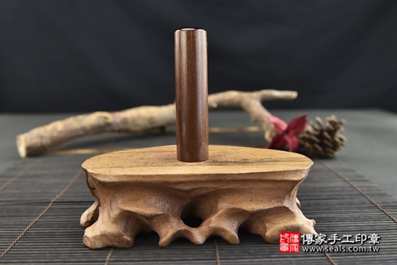 穩重大氣高質感~紅紫檀木~臍帶章實際成品、印章作品分享、紅紫檀木印章材質介紹。（臍帶印章、肚臍章、肚臍印章，胎毛印章，一圓一方）傳家手工印章高雄店。2022.6.23