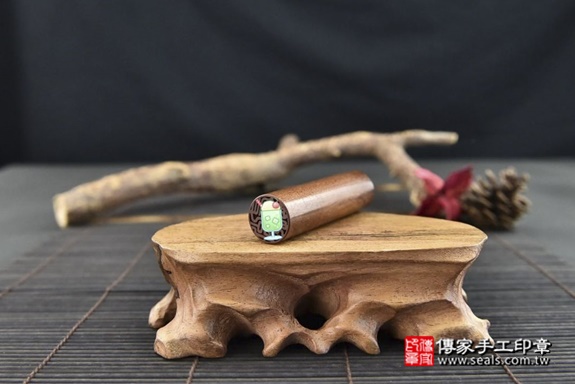 穩重大氣高質感~紅紫檀木~臍帶章實際成品、印章作品分享、紅紫檀木印章材質介紹。（臍帶印章、肚臍章、肚臍印章，胎毛印章，一圓一方）傳家手工印章高雄店。2022.6.23