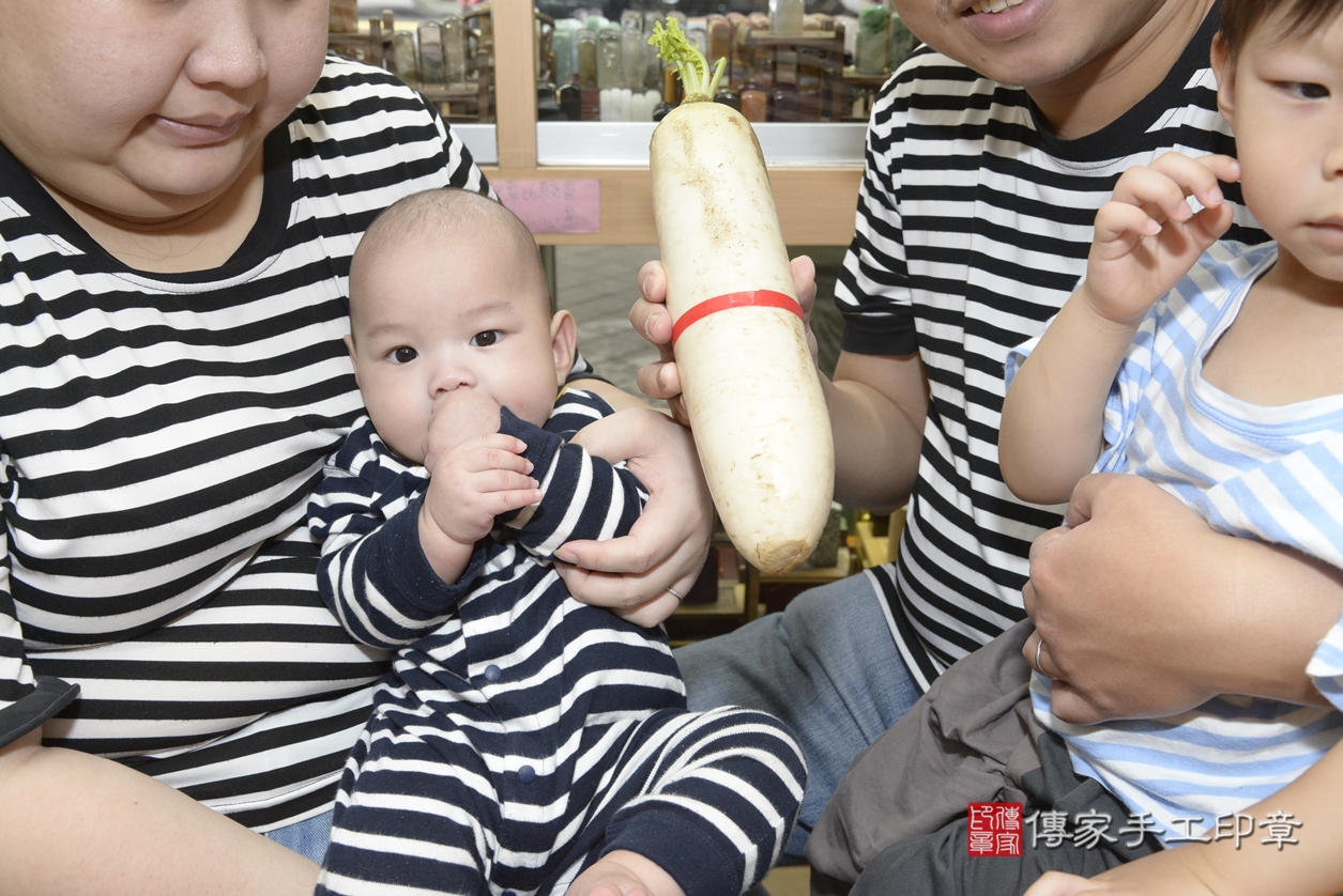 剃胎毛、滿月剃頭、嬰兒剃頭、嬰兒理髮、嬰兒剃髮、嬰兒剃胎毛、嬰兒滿月剃頭、陳寶寶剃頭、剃胎毛儀式、剃胎毛吉祥話、滿月剃頭儀式、滿月剃頭吉祥話、陳寶寶剃胎毛、陳寶寶滿月剃頭理髮、 新北市永和區剃胎毛、新北市永和區滿月剃頭、新北市永和區嬰兒剃頭剃胎毛、新北市永和區嬰兒理髮、新北市嬰兒剃髮、 陳寶寶(新北市永和區嬰兒陳寶寶滿月剃頭理髮、嬰兒剃胎毛儀式吉祥話)。中國風會場，爸媽寶貝穿「日中韓」古裝禮服。專業拍照、DVD光碟、證書。★購買「臍帶章、肚臍章、胎毛筆刷印章」贈送：剃頭、收涎、抓周，三選一。2022.03.26照片23