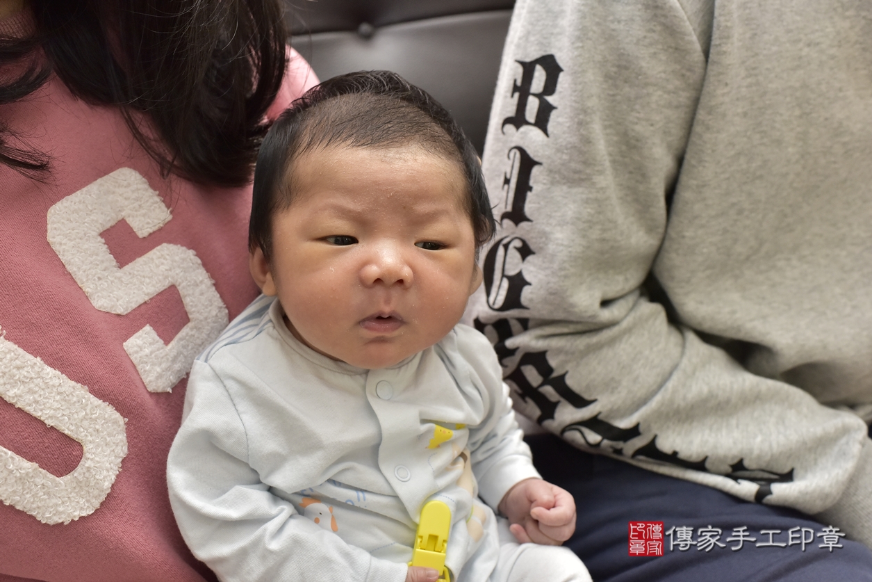 剃胎毛、滿月剃頭、嬰兒剃頭、嬰兒理髮、嬰兒剃髮、嬰兒剃胎毛、嬰兒滿月剃頭、林寶寶剃頭、剃胎毛儀式、剃胎毛吉祥話、滿月剃頭儀式、滿月剃頭吉祥話、林寶寶剃胎毛、林寶寶滿月剃頭理髮、 新北市土城區剃胎毛、新北市土城區滿月剃頭、新北市土城區嬰兒剃頭剃胎毛、新北市土城區嬰兒理髮、新北市嬰兒剃髮、 林寶寶(新北市土城區到府嬰兒林寶寶滿月剃頭理髮、到府嬰兒剃胎毛儀式吉祥話)。到府剃頭剃胎毛主持、專業拍照、DVD光碟、證書。★購買「臍帶章、肚臍章、胎毛筆刷印章」贈送：剃頭、收涎、抓周，三選一。2022.03.27照片4