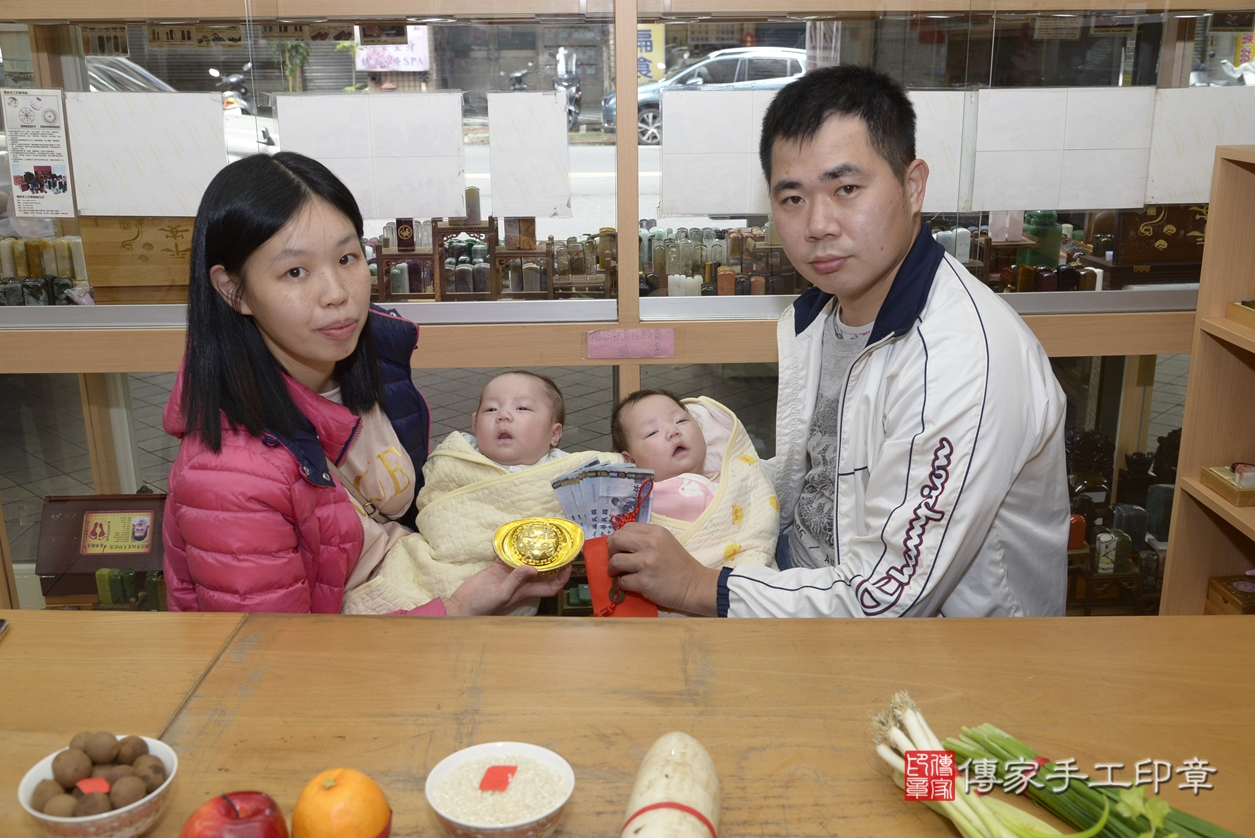 剃胎毛、滿月剃頭、嬰兒剃頭、嬰兒理髮、嬰兒剃髮、嬰兒剃胎毛、嬰兒滿月剃頭、盧寶寶(龍鳳胎)剃頭、剃胎毛儀式、剃胎毛吉祥話、滿月剃頭儀式、滿月剃頭吉祥話、盧寶寶(龍鳳胎)剃胎毛、盧寶寶(龍鳳胎)滿月剃頭理髮、 新北市永和區剃胎毛、新北市永和區滿月剃頭、新北市永和區嬰兒剃頭剃胎毛、新北市永和區嬰兒理髮、新北市嬰兒剃髮、 盧寶寶(龍鳳胎)(新北市永和區嬰兒盧寶寶(龍鳳胎)滿月剃頭理髮、嬰兒剃胎毛儀式吉祥話)。中國風會場，爸媽寶貝穿「日中韓」古裝禮服。專業拍照、DVD光碟、證書。★購買「臍帶章、肚臍章、胎毛筆刷印章」贈送：剃頭、收涎、抓周，三選一。2022.03.29照片34