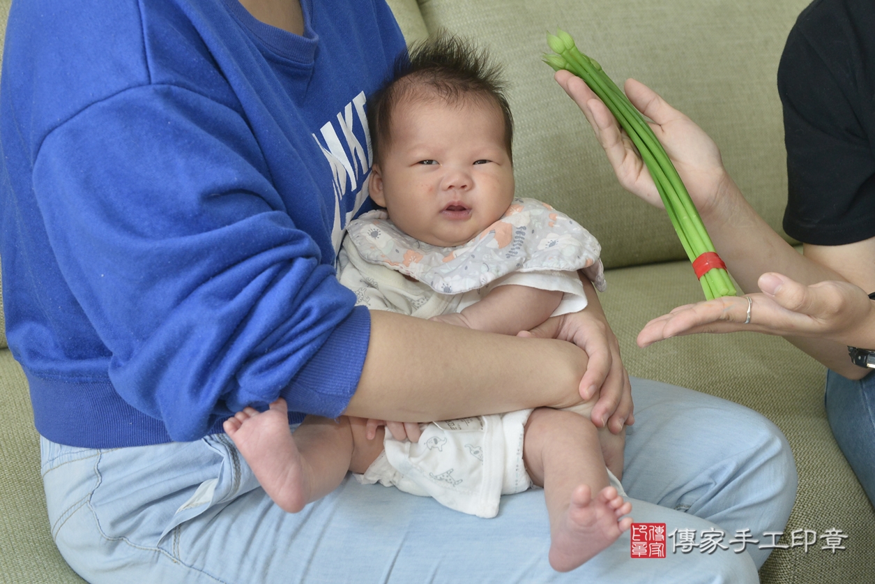 剃胎毛、滿月剃頭、嬰兒剃頭、嬰兒理髮、嬰兒剃髮、嬰兒剃胎毛、嬰兒滿月剃頭、吳寶寶剃頭、剃胎毛儀式、剃胎毛吉祥話、滿月剃頭儀式、滿月剃頭吉祥話、吳寶寶剃胎毛、吳寶寶滿月剃頭理髮、 台中市北區剃胎毛、台中市北區滿月剃頭、台中市北區嬰兒剃頭剃胎毛、台中市北區嬰兒理髮、台中市嬰兒剃髮、 吳寶寶(台中市北區到府嬰兒吳寶寶滿月剃頭理髮、到府嬰兒剃胎毛儀式吉祥話)。到府剃頭剃胎毛主持、專業拍照、DVD光碟、證書。★購買「臍帶章、肚臍章、胎毛筆刷印章」贈送：剃頭、收涎、抓周，三選一。2022.04.10照片15