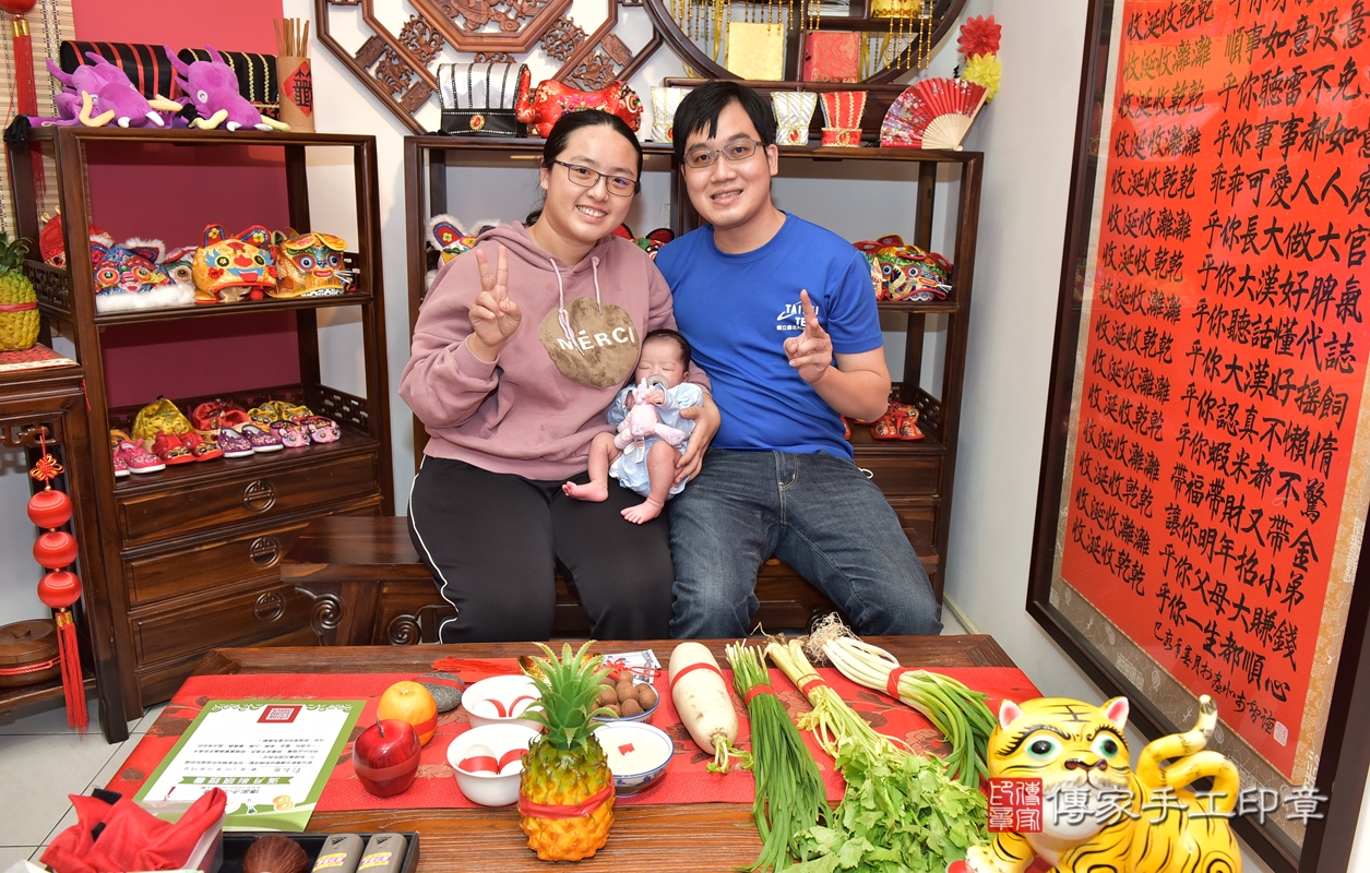 剃胎毛、滿月剃頭、嬰兒剃頭、嬰兒理髮、嬰兒剃髮、嬰兒剃胎毛、嬰兒滿月剃頭、劉寶寶剃頭、剃胎毛儀式、剃胎毛吉祥話、滿月剃頭儀式、滿月剃頭吉祥話、劉寶寶剃胎毛、劉寶寶滿月剃頭理髮、 新竹市香山區剃胎毛、新竹市香山區滿月剃頭、新竹市香山區嬰兒剃頭剃胎毛、新竹市香山區嬰兒理髮、新竹市嬰兒剃髮、 劉寶寶(新竹市香山區嬰兒劉寶寶滿月剃頭理髮、嬰兒剃胎毛儀式吉祥話)。中國風會場，爸媽寶貝穿「日中韓」古裝禮服。專業拍照、DVD光碟、證書。★購買「臍帶章、肚臍章、胎毛筆刷印章」贈送：剃頭、收涎、抓周，三選一。2021.12.19照片2