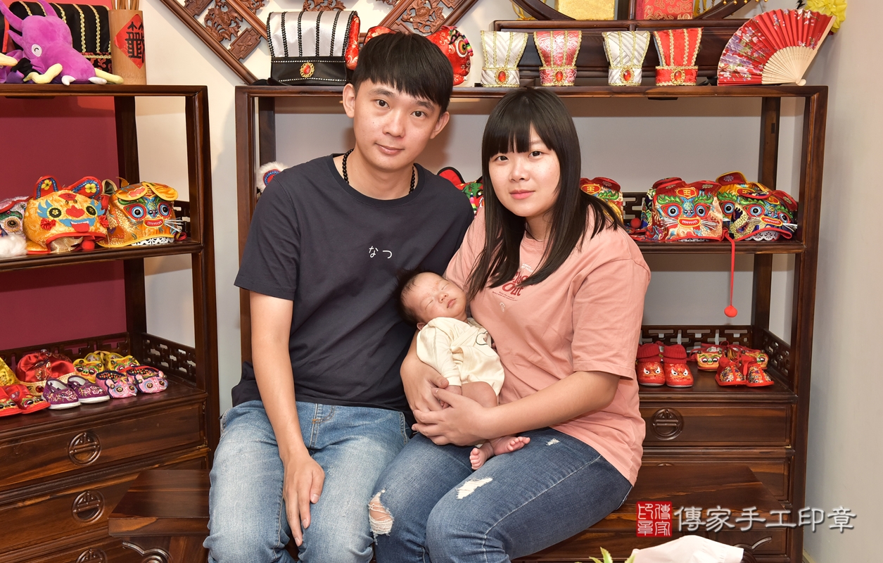 剃胎毛、滿月剃頭、嬰兒剃頭、嬰兒理髮、嬰兒剃髮、嬰兒剃胎毛、嬰兒滿月剃頭、黃寶寶剃頭、剃胎毛儀式、剃胎毛吉祥話、滿月剃頭儀式、滿月剃頭吉祥話、黃寶寶剃胎毛、黃寶寶滿月剃頭理髮、 新竹市香山區剃胎毛、新竹市香山區滿月剃頭、新竹市香山區嬰兒剃頭剃胎毛、新竹市香山區嬰兒理髮、新竹市嬰兒剃髮、 黃寶寶(新竹市香山區嬰兒黃寶寶滿月剃頭理髮、嬰兒剃胎毛儀式吉祥話)。中國風會場，爸媽寶貝穿「日中韓」古裝禮服。專業拍照、DVD光碟、證書。★購買「臍帶章、肚臍章、胎毛筆刷印章」贈送：剃頭、收涎、抓周，三選一。2021.12.17照片1