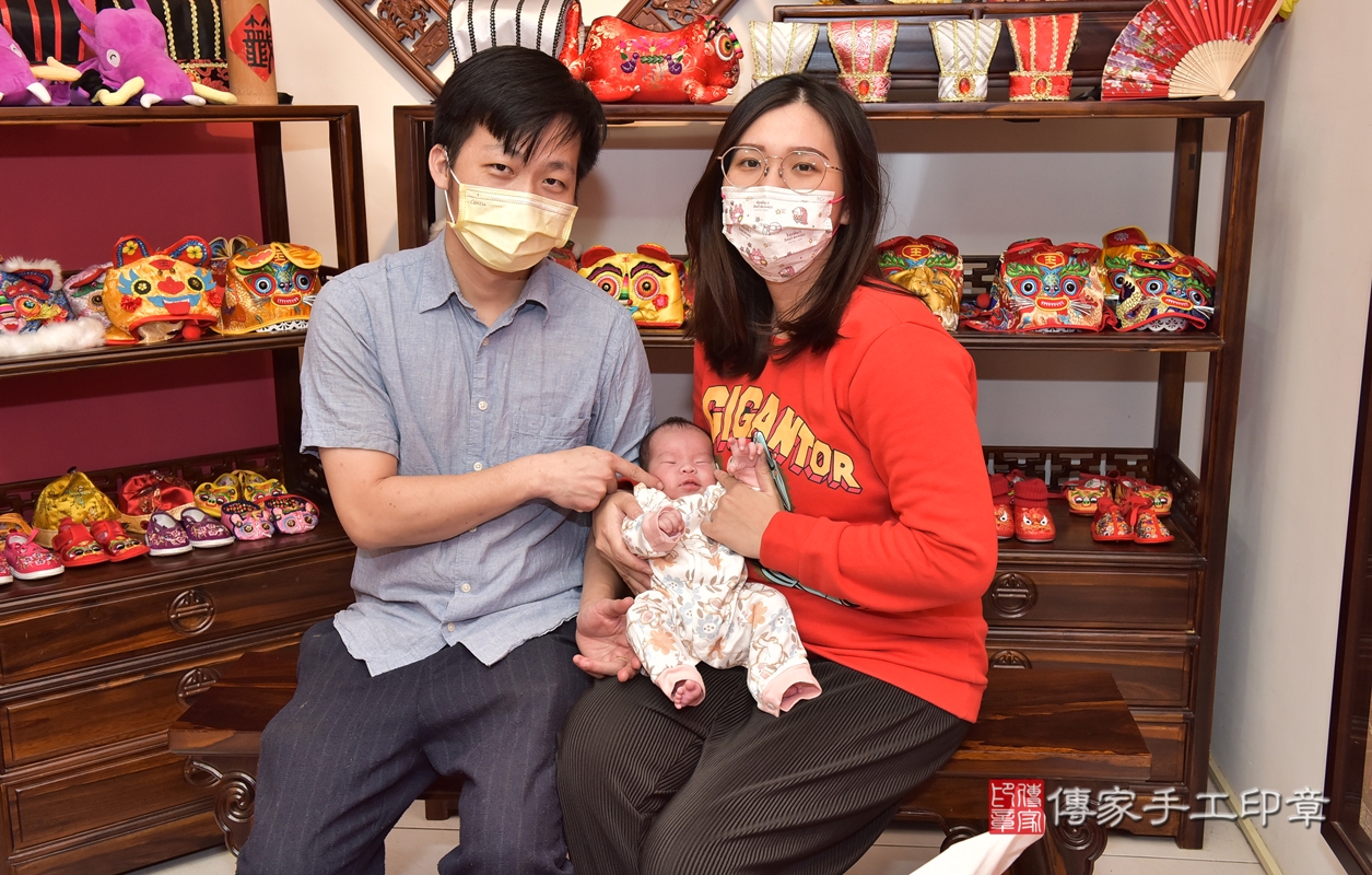 剃胎毛、滿月剃頭、嬰兒剃頭、嬰兒理髮、嬰兒剃髮、嬰兒剃胎毛、嬰兒滿月剃頭、江寶寶剃頭、剃胎毛儀式、剃胎毛吉祥話、滿月剃頭儀式、滿月剃頭吉祥話、江寶寶剃胎毛、江寶寶滿月剃頭理髮、 新竹市香山區剃胎毛、新竹市香山區滿月剃頭、新竹市香山區嬰兒剃頭剃胎毛、新竹市香山區嬰兒理髮、新竹市嬰兒剃髮、 江寶寶(新竹市香山區嬰兒江寶寶滿月剃頭理髮、嬰兒剃胎毛儀式吉祥話)。中國風會場，爸媽寶貝穿「日中韓」古裝禮服。專業拍照、DVD光碟、證書。★購買「臍帶章、肚臍章、胎毛筆刷印章」贈送：剃頭、收涎、抓周，三選一。2021.12.17照片2