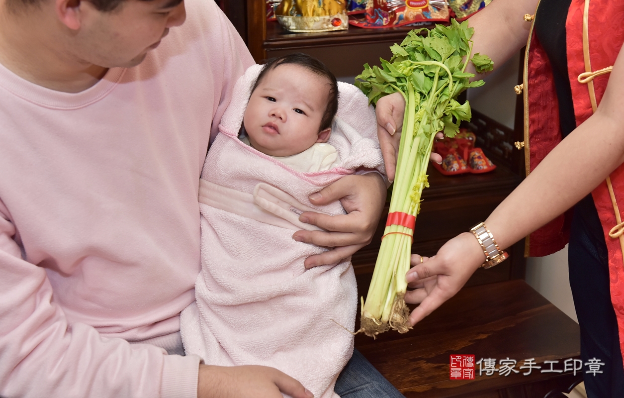 剃胎毛、滿月剃頭、嬰兒剃頭、嬰兒理髮、嬰兒剃髮、嬰兒剃胎毛、嬰兒滿月剃頭、范寶寶剃頭、剃胎毛儀式、剃胎毛吉祥話、滿月剃頭儀式、滿月剃頭吉祥話、范寶寶剃胎毛、范寶寶滿月剃頭理髮、 新竹市香山區剃胎毛、新竹市香山區滿月剃頭、新竹市香山區嬰兒剃頭剃胎毛、新竹市香山區嬰兒理髮、新竹市嬰兒剃髮、 范寶寶(新竹市香山區嬰兒范寶寶滿月剃頭理髮、嬰兒剃胎毛儀式吉祥話)。中國風會場，爸媽寶貝穿「日中韓」古裝禮服。專業拍照、DVD光碟、證書。★購買「臍帶章、肚臍章、胎毛筆刷印章」贈送：剃頭、收涎、抓周，三選一。2021.12.18照片19