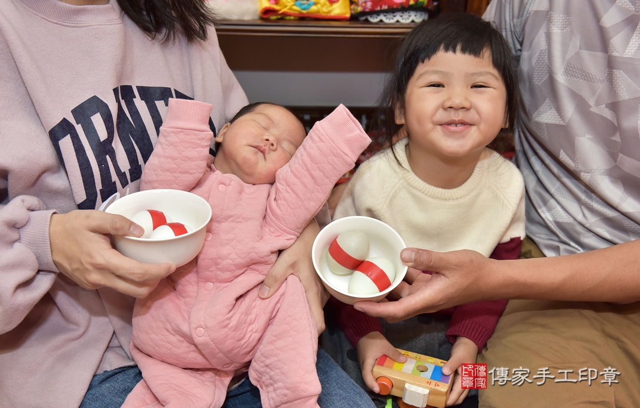 剃胎毛、滿月剃頭、嬰兒剃頭、嬰兒理髮、嬰兒剃髮、嬰兒剃胎毛、嬰兒滿月剃頭、陳寶寶剃頭、剃胎毛儀式、剃胎毛吉祥話、滿月剃頭儀式、滿月剃頭吉祥話、陳寶寶剃胎毛、陳寶寶滿月剃頭理髮、 新竹市香山區剃胎毛、新竹市香山區滿月剃頭、新竹市香山區嬰兒剃頭剃胎毛、新竹市香山區嬰兒理髮、新竹市嬰兒剃髮、 陳寶寶(新竹市香山區嬰兒陳寶寶滿月剃頭理髮、嬰兒剃胎毛儀式吉祥話)。中國風會場，爸媽寶貝穿「日中韓」古裝禮服。專業拍照、DVD光碟、證書。★購買「臍帶章、肚臍章、胎毛筆刷印章」贈送：剃頭、收涎、抓周，三選一。2021.12.19照片6