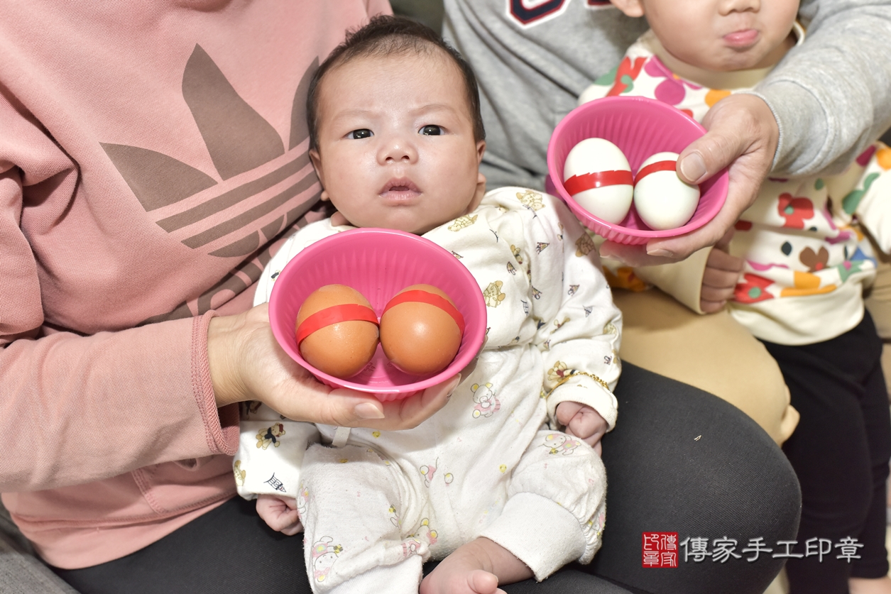 剃胎毛、滿月剃頭、嬰兒剃頭、嬰兒理髮、嬰兒剃髮、嬰兒剃胎毛、嬰兒滿月剃頭、吳寶寶剃頭、剃胎毛儀式、剃胎毛吉祥話、滿月剃頭儀式、滿月剃頭吉祥話、吳寶寶剃胎毛、吳寶寶滿月剃頭理髮、 新北市樹林區剃胎毛、新北市樹林區滿月剃頭、新北市樹林區嬰兒剃頭剃胎毛、新北市樹林區嬰兒理髮、新北市嬰兒剃髮、 吳寶寶(新北市樹林區到府嬰兒吳寶寶滿月剃頭理髮、到府嬰兒剃胎毛儀式吉祥話)。到府剃頭剃胎毛主持、專業拍照、DVD光碟、證書。★購買「臍帶章、肚臍章、胎毛筆刷印章」贈送：剃頭、收涎、抓周，三選一。2022.02.07照片8