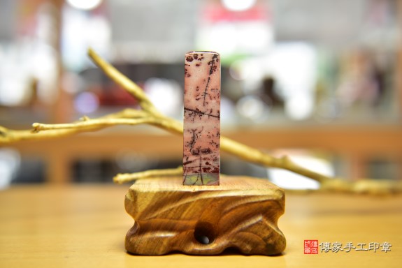 半手工噴砂印章：梅花石臍帶章實際成品、印章作品分享、梅花石印章材質介紹。（臍帶印章、肚臍章、肚臍印章，胎毛印章，一圓一方）傳家手工印章高雄店2022.07.06