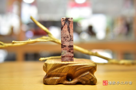 半手工噴砂印章：梅花石臍帶章實際成品、印章作品分享、梅花石印章材質介紹。（臍帶印章、肚臍章、肚臍印章，胎毛印章，一圓一方）傳家手工印章高雄店2022.07.06