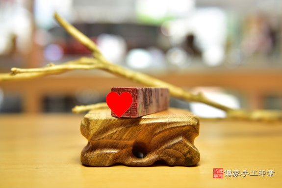 半手工噴砂印章：梅花石臍帶章實際成品、印章作品分享、梅花石印章材質介紹。（臍帶印章、肚臍章、肚臍印章，胎毛印章，一圓一方）傳家手工印章高雄店2022.07.06