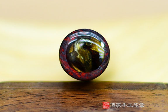 紅色鮮艷亮眼,中國把這種紅視為喜慶、喜悅和正義的象徵,尤其認為紅色有驅邪避凶、吉祥好運的護身作用,非常適合作為開運印章之用。傳家印章桃園店。2022.07.07 紅色鮮艷亮眼,中國把這種紅視為喜慶、喜悅和正義的象徵,尤其認為紅色有驅邪避凶、吉祥好運的護身作用,非常適合作為開運印章之用。傳家印章桃園店。2022.07.07