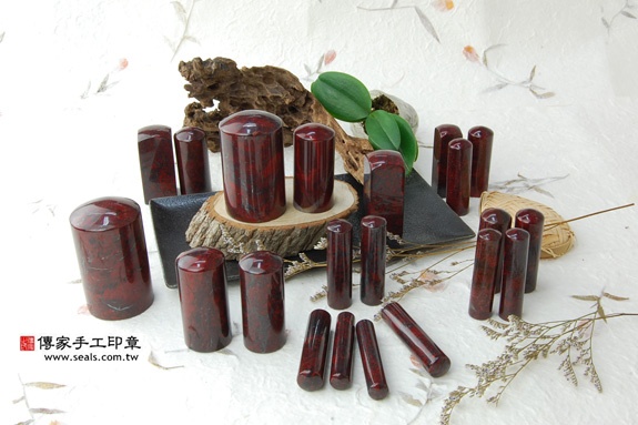 紅色鮮艷亮眼,中國把這種紅視為喜慶、喜悅和正義的象徵,尤其認為紅色有驅邪避凶、吉祥好運的護身作用,非常適合作為開運印章之用。傳家印章桃園店。2022.07.07 紅色鮮艷亮眼,中國把這種紅視為喜慶、喜悅和正義的象徵,尤其認為紅色有驅邪避凶、吉祥好運的護身作用,非常適合作為開運印章之用。傳家印章桃園店。2022.07.07