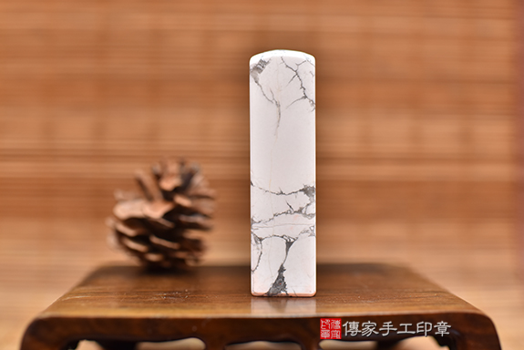 大理石一樣的紋路~!!白松石開運印章、全手工噴砂印章、白松石材質介紹。傳家手工印章台中店。2022.7.16