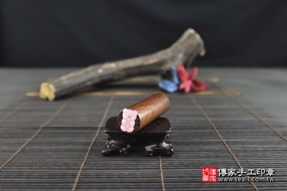 紋理特別 獨樹一格~頂級莫桑比克紅檀木個人開運章成品照分享、印章材質介紹～（銀行印鑑，個人雙章）傳家手工印章高雄店。2022.07.21