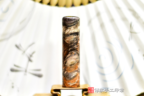 木化石飾物是自然、古樸、純真的很好的護身符;使用木化石印章,可以增加個性上的周延綿密和博愛仁慈的力量,同時對於穩重和務實,以及大的肚量和氣度,都有正面的幫助。傳家印章桃園店。2022.07.21 木化石飾物是自然、古樸、純真的很好的護身符;使用木化石印章,可以增加個性上的周延綿密和博愛仁慈的力量,同時對於穩重和務實,以及大的肚量和氣度,都有正面的幫助。傳家印章桃園店。2022.07.21