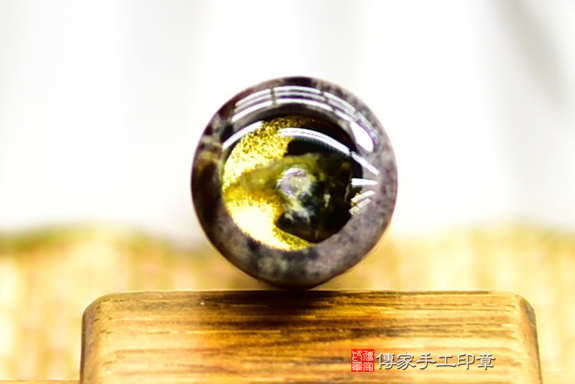 木化石飾物是自然、古樸、純真的很好的護身符;使用木化石印章,可以增加個性上的周延綿密和博愛仁慈的力量,同時對於穩重和務實,以及大的肚量和氣度,都有正面的幫助。傳家印章桃園店。2022.07.21 木化石飾物是自然、古樸、純真的很好的護身符;使用木化石印章,可以增加個性上的周延綿密和博愛仁慈的力量,同時對於穩重和務實,以及大的肚量和氣度,都有正面的幫助。傳家印章桃園店。2022.07.21