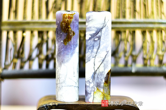 這是一款雪花片片的風景圖印材~加上夢幻的紫色~ 就是神仙款印材~~~紫色印材是很稀有的顏色!!傳家印章桃園店。2022.07.31 這是一款雪花片片的風景圖印材~加上夢幻的紫色~ 就是神仙款印材~~~紫色印材是很稀有的顏色!!傳家印章桃園店。2022.07.31