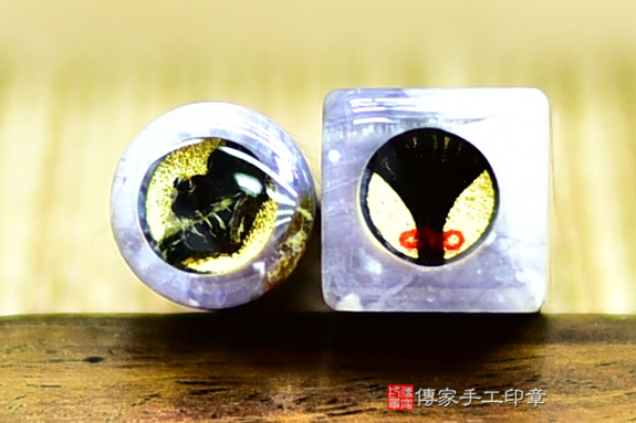 這是一款雪花片片的風景圖印材~加上夢幻的紫色~ 就是神仙款印材~~~紫色印材是很稀有的顏色!!傳家印章桃園店。2022.07.31 這是一款雪花片片的風景圖印材~加上夢幻的紫色~ 就是神仙款印材~~~紫色印材是很稀有的顏色!!傳家印章桃園店。2022.07.31