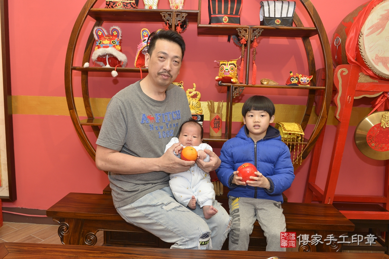 剃胎毛、滿月剃頭、嬰兒剃頭、嬰兒理髮、嬰兒剃髮、嬰兒剃胎毛、嬰兒滿月剃頭、劉寶寶剃頭、剃胎毛儀式、剃胎毛吉祥話、滿月剃頭儀式、滿月剃頭吉祥話、劉寶寶剃胎毛、劉寶寶滿月剃頭理髮、 新北市永和區剃胎毛、新北市永和區滿月剃頭、新北市永和區嬰兒剃頭剃胎毛、新北市永和區嬰兒理髮、新北市嬰兒剃髮、 劉寶寶(新北市永和區嬰兒劉寶寶滿月剃頭理髮、嬰兒剃胎毛儀式吉祥話)。中國風會場，爸媽寶貝穿「日中韓」古裝禮服。專業拍照、DVD光碟、證書。★購買「臍帶章、肚臍章、胎毛筆刷印章」贈送：剃頭、收涎、抓周，三選一。2022.02.12照片9