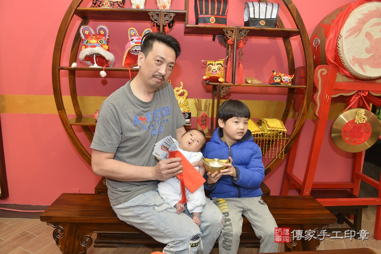 剃胎毛、滿月剃頭、嬰兒剃頭、嬰兒理髮、嬰兒剃髮、嬰兒剃胎毛、嬰兒滿月剃頭、劉寶寶剃頭、剃胎毛儀式、剃胎毛吉祥話、滿月剃頭儀式、滿月剃頭吉祥話、劉寶寶剃胎毛、劉寶寶滿月剃頭理髮、 新北市永和區剃胎毛、新北市永和區滿月剃頭、新北市永和區嬰兒剃頭剃胎毛、新北市永和區嬰兒理髮、新北市嬰兒剃髮、 劉寶寶(新北市永和區嬰兒劉寶寶滿月剃頭理髮、嬰兒剃胎毛儀式吉祥話)。中國風會場，爸媽寶貝穿「日中韓」古裝禮服。專業拍照、DVD光碟、證書。★購買「臍帶章、肚臍章、胎毛筆刷印章」贈送：剃頭、收涎、抓周，三選一。2022.02.12照片15