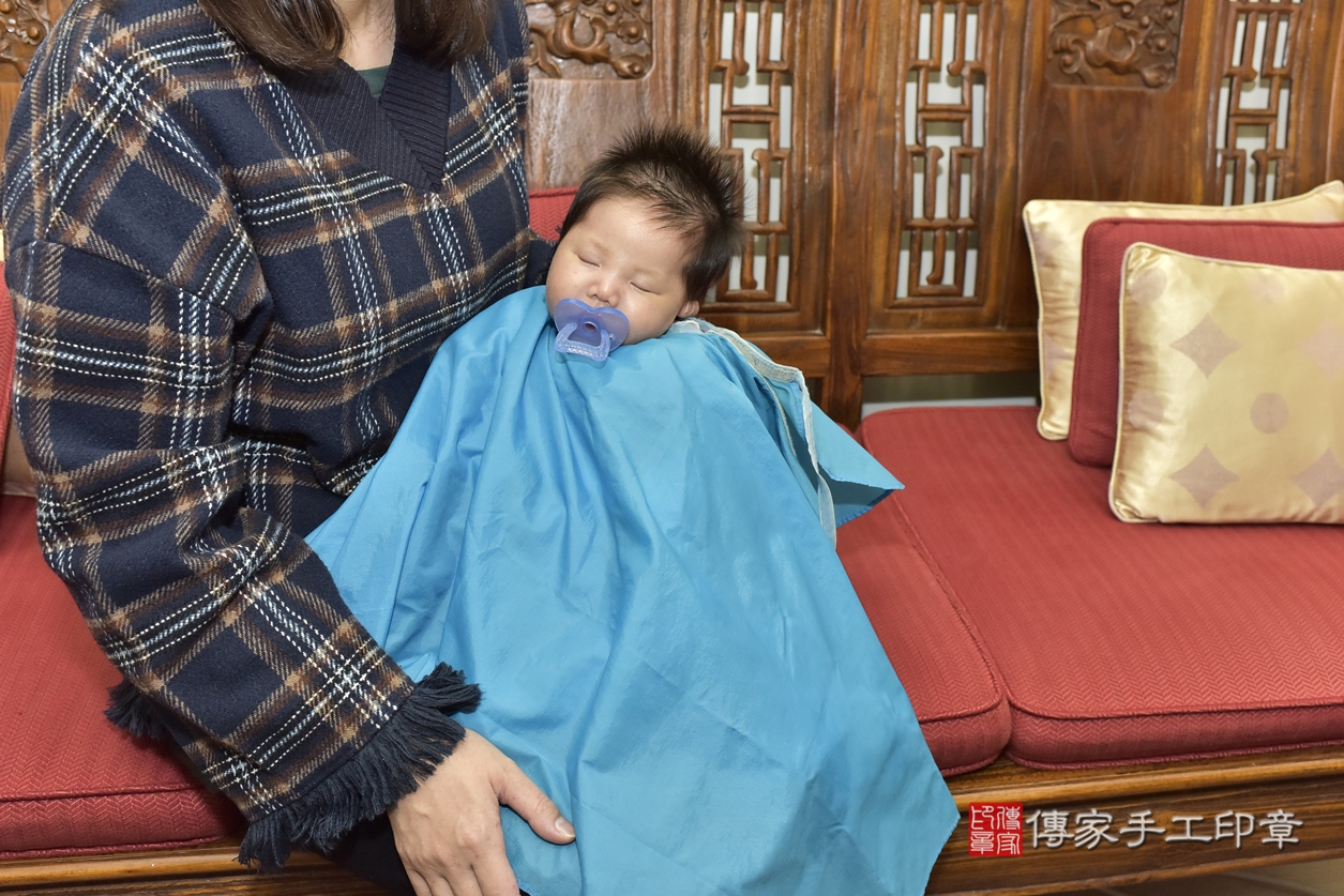 剃胎毛、滿月剃頭、嬰兒剃頭、嬰兒理髮、嬰兒剃髮、嬰兒剃胎毛、嬰兒滿月剃頭、曾寶寶 (雙胞胎)剃頭、剃胎毛儀式、剃胎毛吉祥話、滿月剃頭儀式、滿月剃頭吉祥話、曾寶寶 (雙胞胎)剃胎毛、曾寶寶 (雙胞胎)滿月剃頭理髮、 新北市板橋區剃胎毛、新北市板橋區滿月剃頭、新北市板橋區嬰兒剃頭剃胎毛、新北市板橋區嬰兒理髮、新北市嬰兒剃髮、 曾寶寶 (雙胞胎)(新北市板橋區到府嬰兒曾寶寶 (雙胞胎)滿月剃頭理髮、到府嬰兒剃胎毛儀式吉祥話)。到府剃頭剃胎毛主持、專業拍照、DVD光碟、證書。★購買「臍帶章、肚臍章、胎毛筆刷印章」贈送：剃頭、收涎、抓周，三選一。2022.02.19照片22