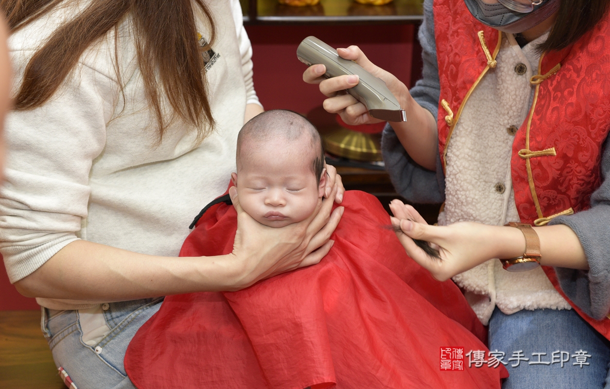 剃胎毛、滿月剃頭、嬰兒剃頭、嬰兒理髮、嬰兒剃髮、嬰兒剃胎毛、嬰兒滿月剃頭、寶寶剃頭、剃胎毛儀式、剃胎毛吉祥話、滿月剃頭儀式、滿月剃頭吉祥話、寶寶剃胎毛、寶寶滿月剃頭理髮、 桃園市八德區剃胎毛、桃園市八德區滿月剃頭、桃園市八德區嬰兒剃頭剃胎毛、桃園市八德區嬰兒理髮、桃園市嬰兒剃髮、 張寶寶(桃園市八德區嬰兒寶寶滿月剃頭理髮、嬰兒剃胎毛儀式吉祥話)。中國風會場，爸媽寶貝穿「日中韓」古裝禮服。專業拍照、DVD光碟、證書。★購買「臍帶章、肚臍章、胎毛筆刷印章」贈送：剃頭、收涎、抓周，三選一。2022.01.05照片31