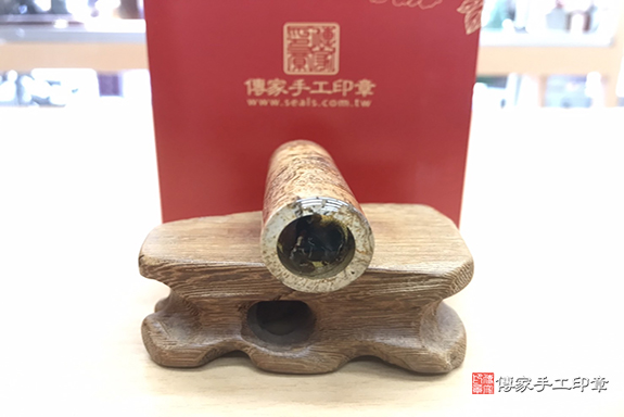 山水畫般的紋路~半手工噴砂圖畫石臍帶印章實際成品、印章作品分享、圖畫石印章材質介紹。（銀行印鑑，一圓一方），傳家印章高雄店。2022.08.17