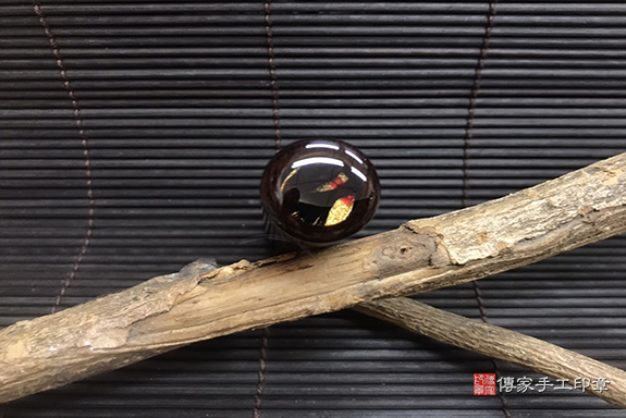 低調奢華．亞馬遜帝王蛇木臍髮印章實際成品、印章作品分享、亞馬遜帝王蛇木石印章材質介紹。（銀行印鑑，一圓一方）傳家手工印章高雄店。2022.08.20