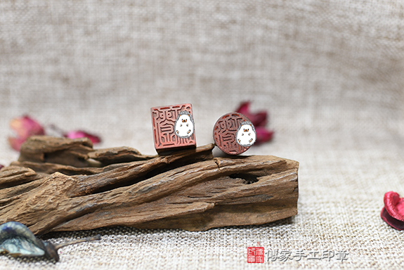 輝煌壯麗，屬於神仙的顏色~紅雪檀木臍帶胎毛印章實際成品、印章作品分享（臍帶印章、胎毛印章，一圓一方）傳家手工印章新竹店。2022.08.26