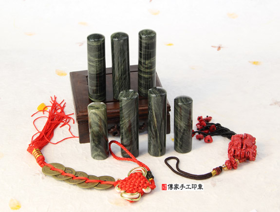 全手工噴砂綠髮彩玉實際成品、印章作品分享、綠髮彩玉印章材質介紹。（臍帶印章、胎毛印章），傳家印章台中店。2023.03.28