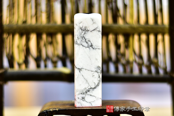 白松石的紋路很特別很像大理石、山水畫的樣子~頂級白松石胎毛印章 傳家印章桃園店。2022.09.03