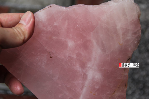 「粉水晶」又稱芙蓉晶或玫瑰水晶,是著名的愛情寶石。開運星光粉晶臍髮印章 傳家印章桃園店。2022.09.06 「粉水晶」又稱芙蓉晶或玫瑰水晶,是著名的愛情寶石。開運星光粉晶臍髮印章 傳家印章桃園店。2022.09.06