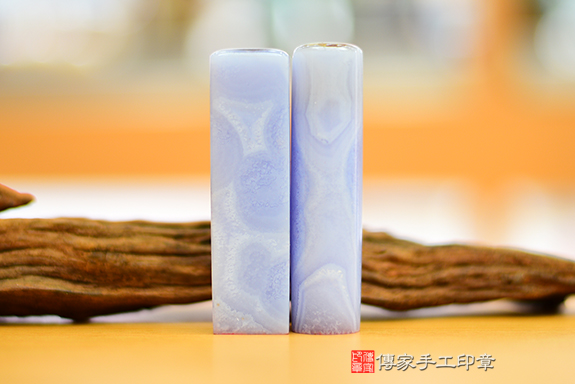 優雅如水寶寶藍~藍紋玉臍帶印章、全手工噴砂印章、藍紋玉材質介紹。傳家手工印章新北店。2022.9.8 優雅如水寶寶藍~藍紋玉臍帶印章、全手工噴砂印章、藍紋玉材質介紹。傳家手工印章新北店。2022.9.8