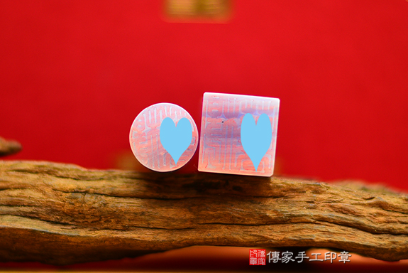 優雅如水寶寶藍~藍紋玉臍帶印章、全手工噴砂印章、藍紋玉材質介紹。傳家手工印章新北店。2022.9.8 優雅如水寶寶藍~藍紋玉臍帶印章、全手工噴砂印章、藍紋玉材質介紹。傳家手工印章新北店。2022.9.8