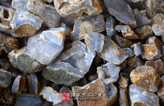 優雅如水寶寶藍~藍紋玉臍帶印章、全手工噴砂印章、藍紋玉材質介紹。傳家手工印章新北店。2022.9.8 優雅如水寶寶藍~藍紋玉臍帶印章、全手工噴砂印章、藍紋玉材質介紹。傳家手工印章新北店。2022.9.8