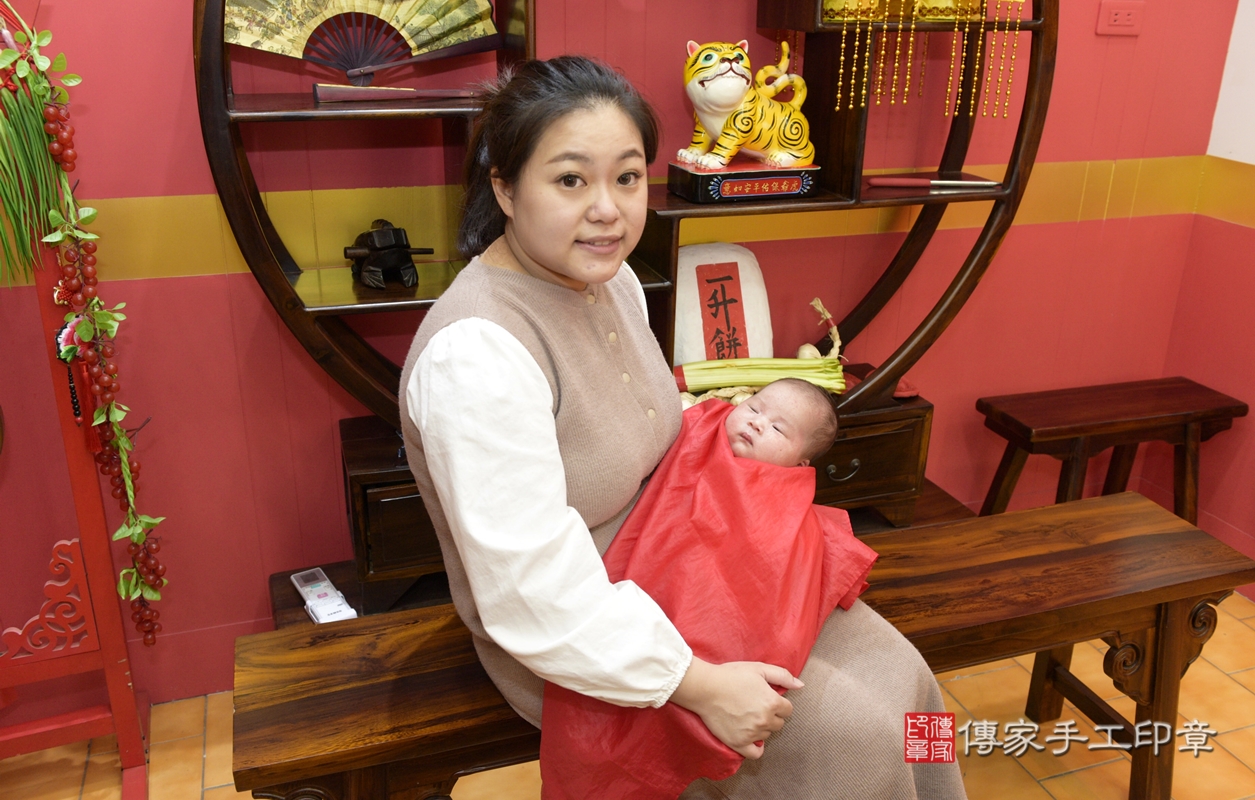 剃胎毛、滿月剃頭、嬰兒剃頭、嬰兒理髮、嬰兒剃髮、嬰兒剃胎毛、嬰兒滿月剃頭、寶寶剃頭、剃胎毛儀式、剃胎毛吉祥話、滿月剃頭儀式、滿月剃頭吉祥話、寶寶剃胎毛、寶寶滿月剃頭理髮、 桃園市八德區剃胎毛、桃園市八德區滿月剃頭、桃園市八德區嬰兒剃頭剃胎毛、桃園市八德區嬰兒理髮、桃園市嬰兒剃髮、 黃寶寶(桃園市八德區嬰兒寶寶滿月剃頭理髮、嬰兒剃胎毛儀式吉祥話)。中國風會場，爸媽寶貝穿「日中韓」古裝禮服。專業拍照、DVD光碟、證書。★購買「臍帶章、肚臍章、胎毛筆刷印章」贈送：剃頭、收涎、抓周，三選一。2022.02.13照片14