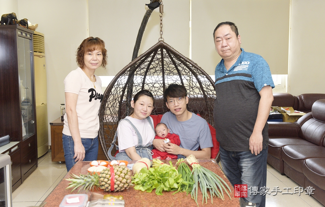 剃胎毛、滿月剃頭、嬰兒剃頭、嬰兒理髮、嬰兒剃髮、嬰兒剃胎毛、嬰兒滿月剃頭、寶寶剃頭、剃胎毛儀式、剃胎毛吉祥話、滿月剃頭儀式、滿月剃頭吉祥話、寶寶剃胎毛、寶寶滿月剃頭理髮、 桃園市新屋區剃胎毛、桃園市新屋區滿月剃頭、桃園市新屋區嬰兒剃頭剃胎毛、桃園市新屋區嬰兒理髮、桃園市嬰兒剃髮、 林寶寶(桃園市新屋區到府嬰兒寶寶滿月剃頭理髮、到府嬰兒剃胎毛儀式吉祥話)。到府剃頭剃胎毛主持、專業拍照、DVD光碟、證書。★購買「臍帶章、肚臍章、胎毛筆刷印章」贈送：剃頭、收涎、抓周，三選一。2022.05.07照片4