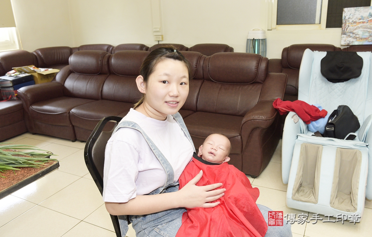剃胎毛、滿月剃頭、嬰兒剃頭、嬰兒理髮、嬰兒剃髮、嬰兒剃胎毛、嬰兒滿月剃頭、寶寶剃頭、剃胎毛儀式、剃胎毛吉祥話、滿月剃頭儀式、滿月剃頭吉祥話、寶寶剃胎毛、寶寶滿月剃頭理髮、 桃園市新屋區剃胎毛、桃園市新屋區滿月剃頭、桃園市新屋區嬰兒剃頭剃胎毛、桃園市新屋區嬰兒理髮、桃園市嬰兒剃髮、 林寶寶(桃園市新屋區到府嬰兒寶寶滿月剃頭理髮、到府嬰兒剃胎毛儀式吉祥話)。到府剃頭剃胎毛主持、專業拍照、DVD光碟、證書。★購買「臍帶章、肚臍章、胎毛筆刷印章」贈送：剃頭、收涎、抓周，三選一。2022.05.07照片15