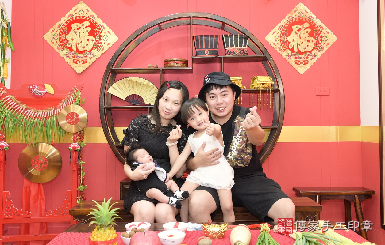 剃胎毛、滿月剃頭、嬰兒剃頭、嬰兒理髮、嬰兒剃髮、嬰兒剃胎毛、嬰兒滿月剃頭、寶寶剃頭、剃胎毛儀式、剃胎毛吉祥話、滿月剃頭儀式、滿月剃頭吉祥話、寶寶剃胎毛、寶寶滿月剃頭理髮、 桃園市八德區剃胎毛、桃園市八德區滿月剃頭、桃園市八德區嬰兒剃頭剃胎毛、桃園市八德區嬰兒理髮、桃園市嬰兒剃髮、 許寶寶(桃園市八德區嬰兒寶寶滿月剃頭理髮、嬰兒剃胎毛儀式吉祥話)。中國風會場，爸媽寶貝穿「日中韓」古裝禮服。專業拍照、DVD光碟、證書。★購買「臍帶章、肚臍章、胎毛筆刷印章」贈送：剃頭、收涎、抓周，三選一。2022.05.07照片1