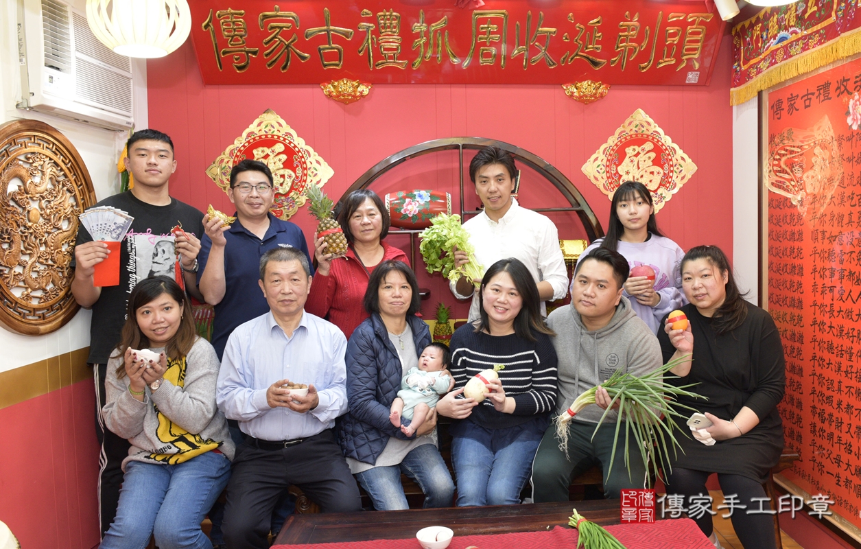 剃胎毛、滿月剃頭、嬰兒剃頭、嬰兒理髮、嬰兒剃髮、嬰兒剃胎毛、嬰兒滿月剃頭、寶寶剃頭、剃胎毛儀式、剃胎毛吉祥話、滿月剃頭儀式、滿月剃頭吉祥話、寶寶剃胎毛、寶寶滿月剃頭理髮、 桃園市八德區剃胎毛、桃園市八德區滿月剃頭、桃園市八德區嬰兒剃頭剃胎毛、桃園市八德區嬰兒理髮、桃園市嬰兒剃髮、 陳寶寶(桃園市八德區嬰兒寶寶滿月剃頭理髮、嬰兒剃胎毛儀式吉祥話)。中國風會場，爸媽寶貝穿「日中韓」古裝禮服。專業拍照、DVD光碟、證書。★購買「臍帶章、肚臍章、胎毛筆刷印章」贈送：剃頭、收涎、抓周，三選一。2022.01.02照片9