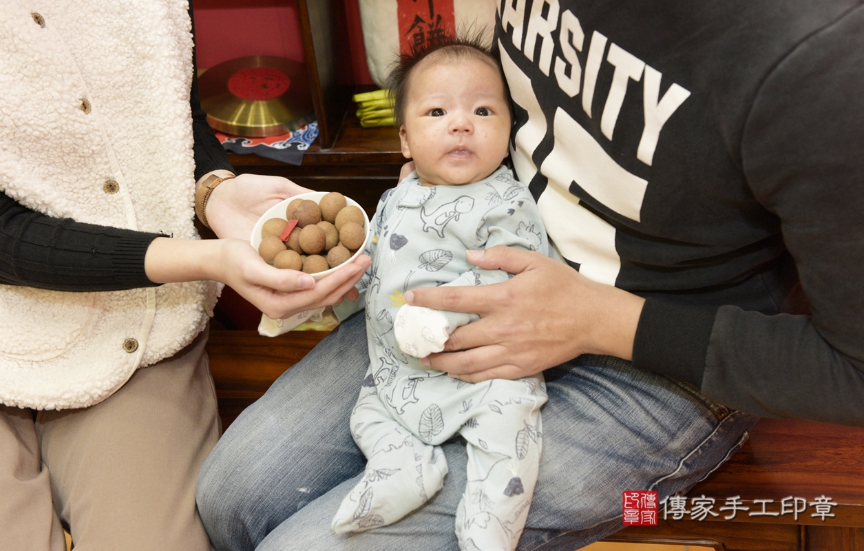 剃胎毛、滿月剃頭、嬰兒剃頭、嬰兒理髮、嬰兒剃髮、嬰兒剃胎毛、嬰兒滿月剃頭、寶寶剃頭、剃胎毛儀式、剃胎毛吉祥話、滿月剃頭儀式、滿月剃頭吉祥話、寶寶剃胎毛、寶寶滿月剃頭理髮、 桃園市八德區剃胎毛、桃園市八德區滿月剃頭、桃園市八德區嬰兒剃頭剃胎毛、桃園市八德區嬰兒理髮、桃園市嬰兒剃髮、 彭寶寶(桃園市八德區嬰兒寶寶滿月剃頭理髮、嬰兒剃胎毛儀式吉祥話)。中國風會場，爸媽寶貝穿「日中韓」古裝禮服。專業拍照、DVD光碟、證書。★購買「臍帶章、肚臍章、胎毛筆刷印章」贈送：剃頭、收涎、抓周，三選一。2021.12.26照片14