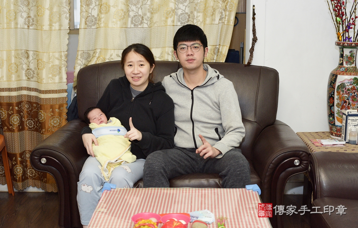 剃胎毛、滿月剃頭、嬰兒剃頭、嬰兒理髮、嬰兒剃髮、嬰兒剃胎毛、嬰兒滿月剃頭、寶寶剃頭、剃胎毛儀式、剃胎毛吉祥話、滿月剃頭儀式、滿月剃頭吉祥話、寶寶剃胎毛、寶寶滿月剃頭理髮、 桃園市桃園區剃胎毛、桃園市桃園區滿月剃頭、桃園市桃園區嬰兒剃頭剃胎毛、桃園市桃園區嬰兒理髮、桃園市嬰兒剃髮、 黃寶寶(桃園市桃園區到府嬰兒寶寶滿月剃頭理髮、到府嬰兒剃胎毛儀式吉祥話)。到府剃頭剃胎毛主持、專業拍照、DVD光碟、證書。★購買「臍帶章、肚臍章、胎毛筆刷印章」贈送：剃頭、收涎、抓周，三選一。2022.02.13照片2